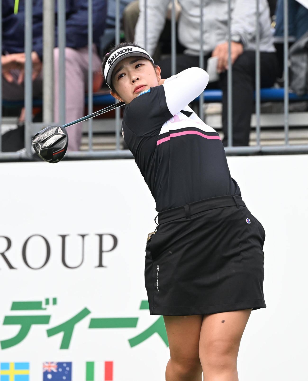 1番、ティーショットを打つ山下美夢有（撮影・和賀正仁）