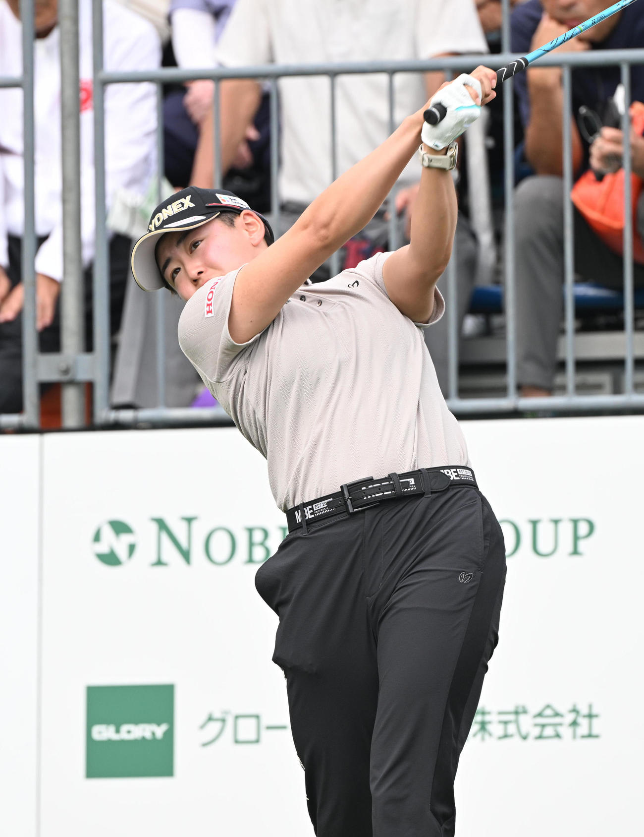 1番、ティーショットを打つ岩井明愛（撮影・和賀正仁）
