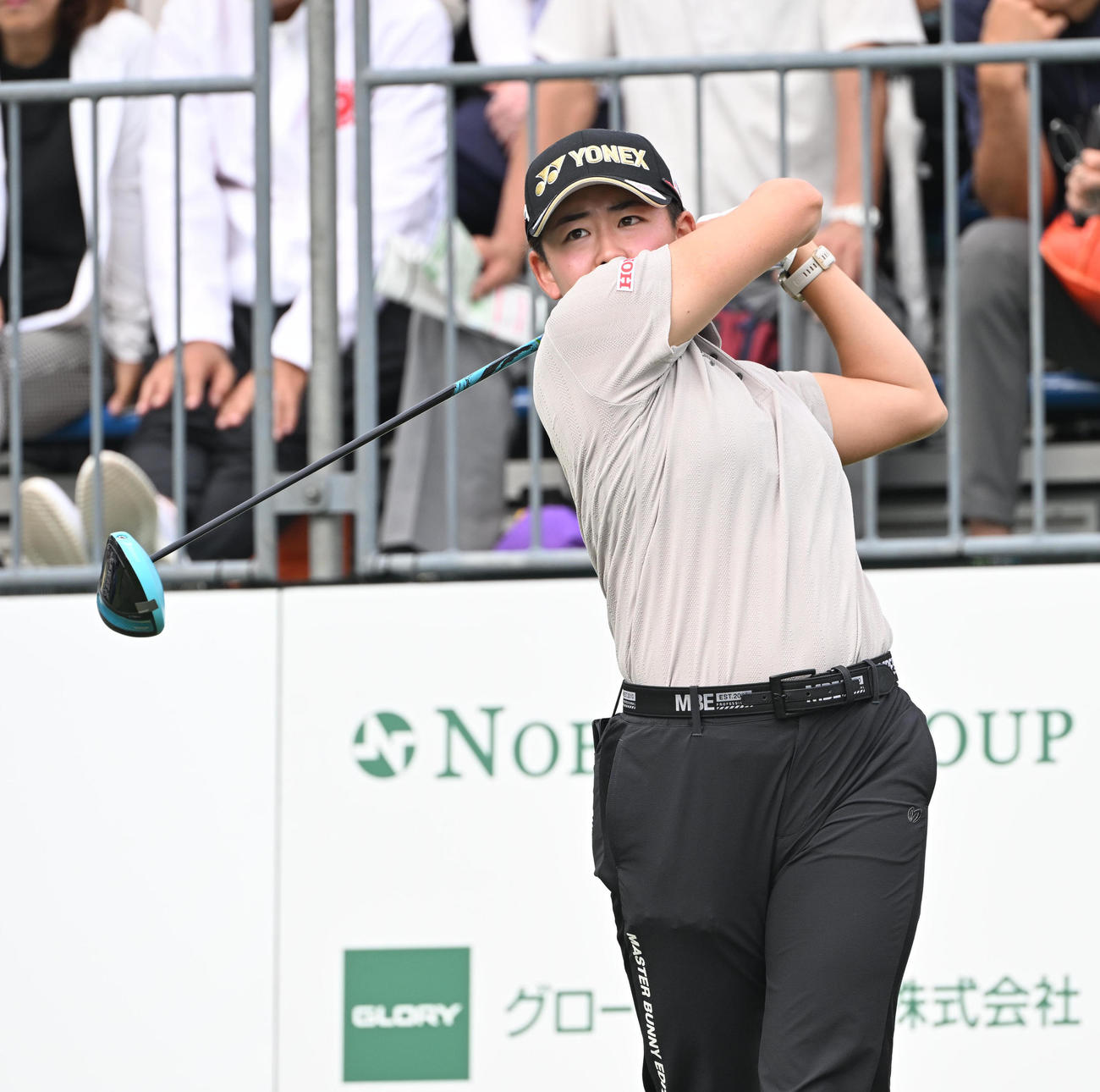 1番、ティーショットを打つ岩井明愛（撮影・和賀正仁）