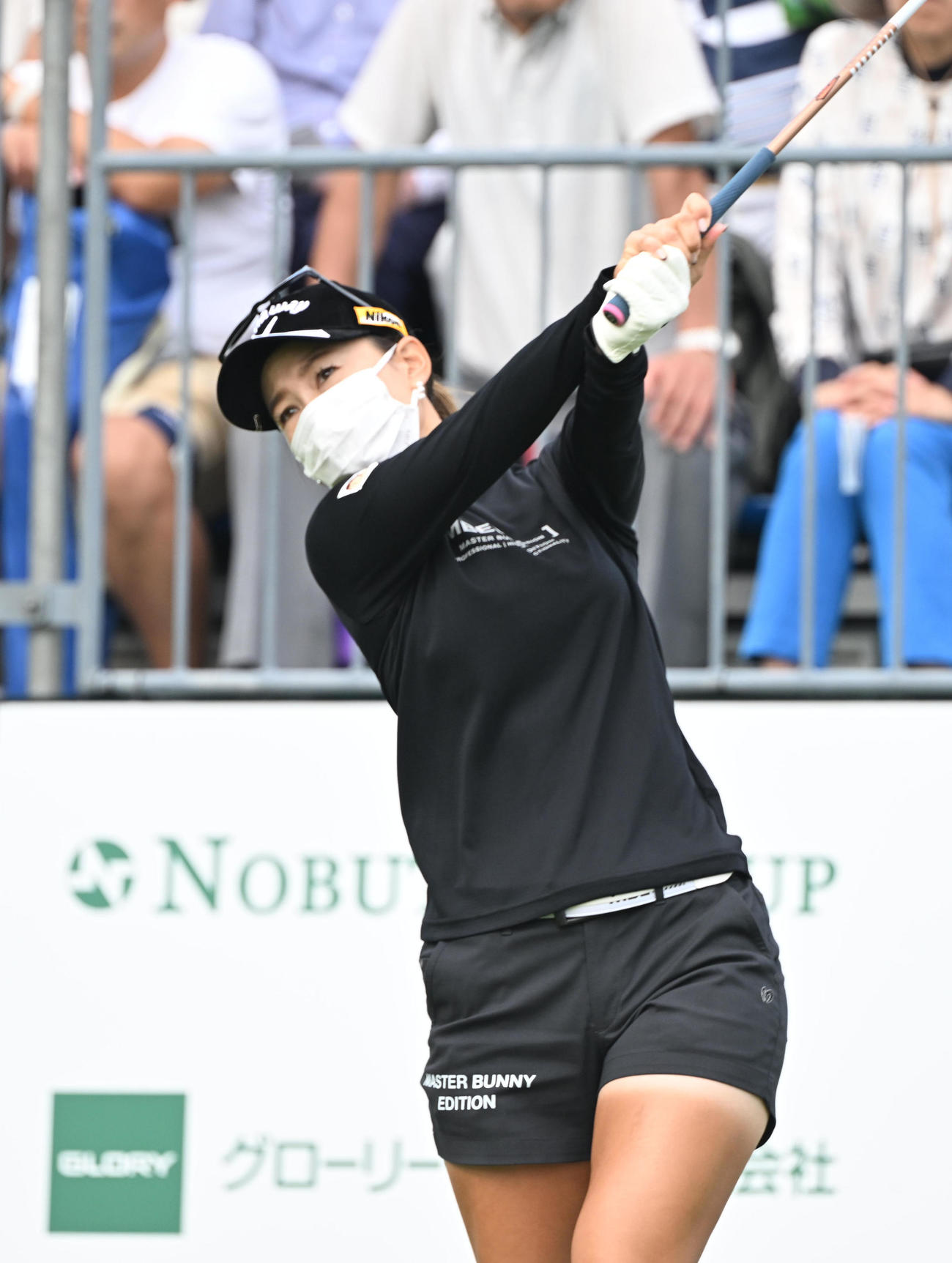 1番、ティーショットを打つ上田桃子（撮影・和賀正仁）