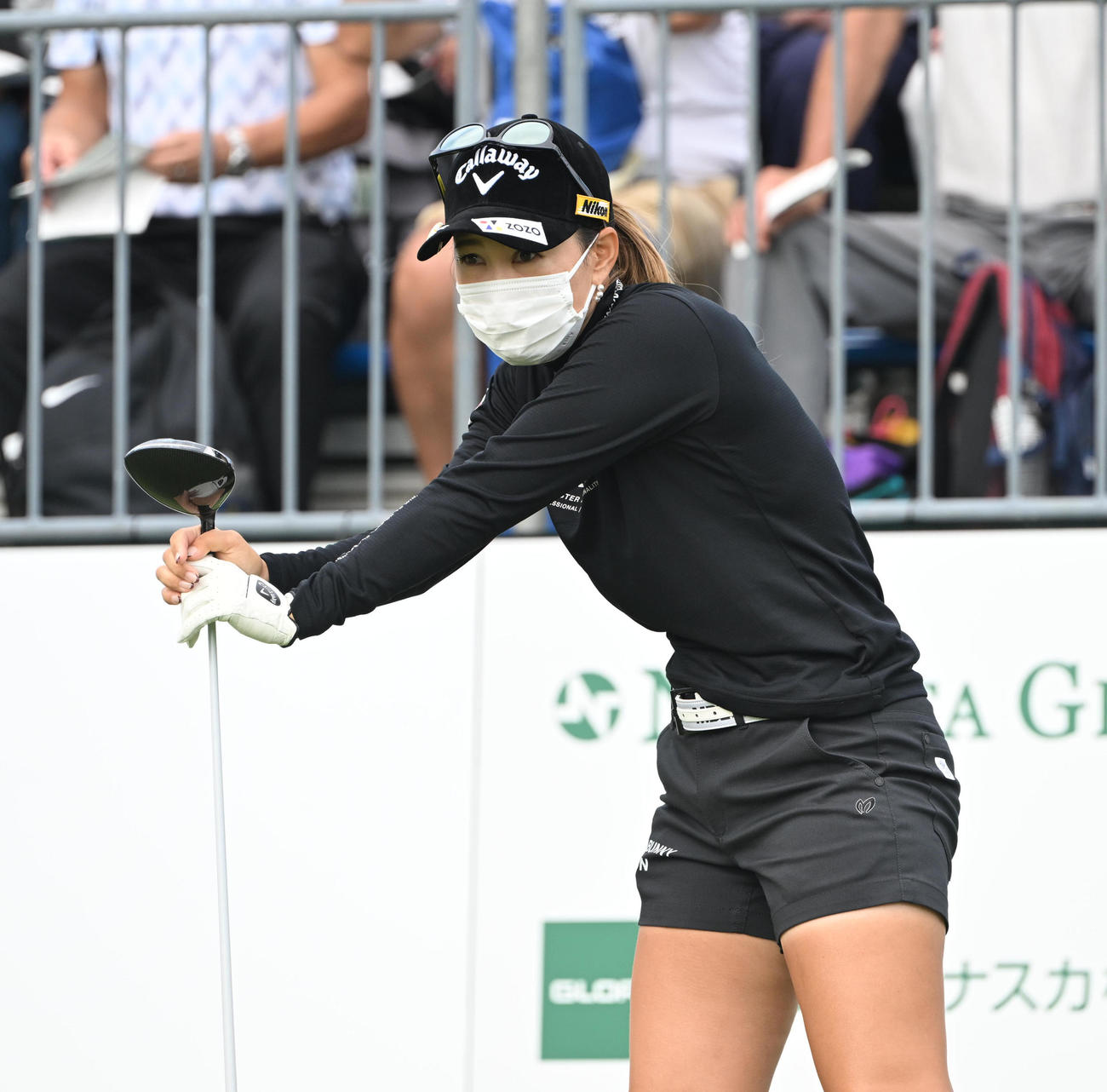 1番、ティーショットを打つ上田桃子（撮影・和賀正仁）