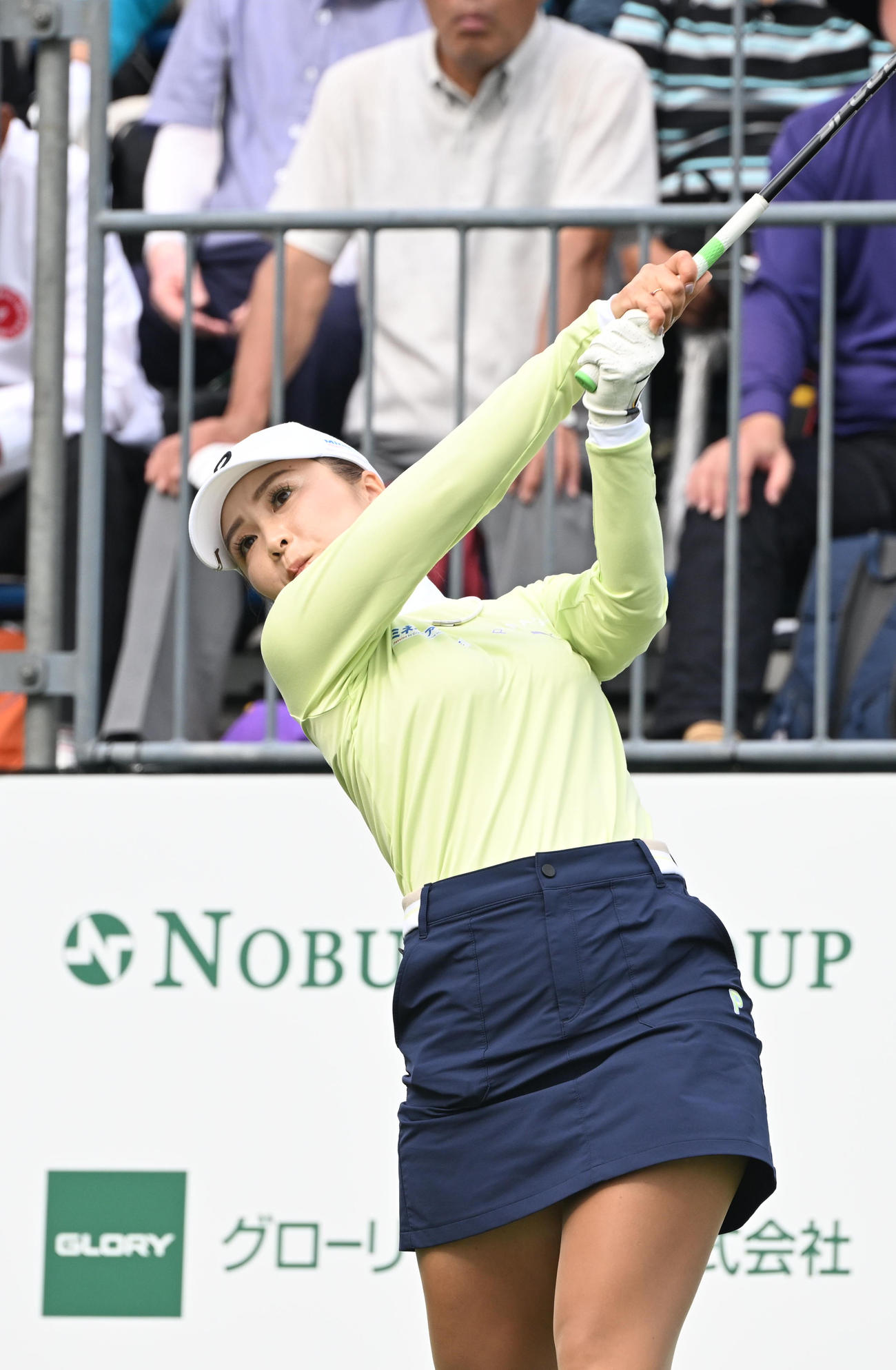 1番、ティーショットを打つ菊地絵理香（撮影・和賀正仁）