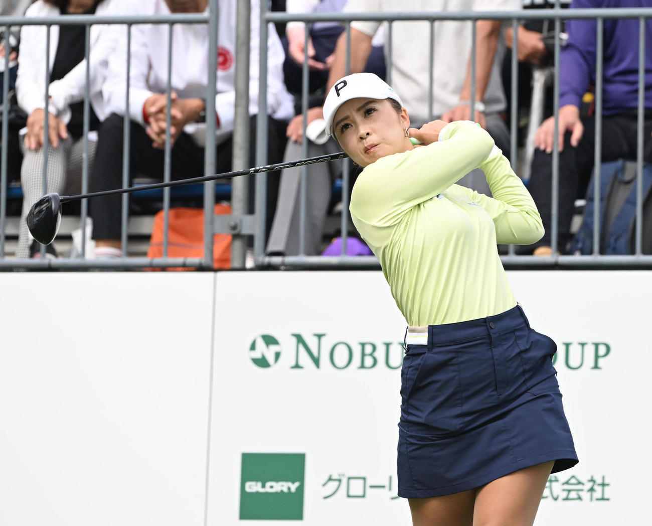 1番、ティーショットを打つ菊地絵理香（撮影・和賀正仁）