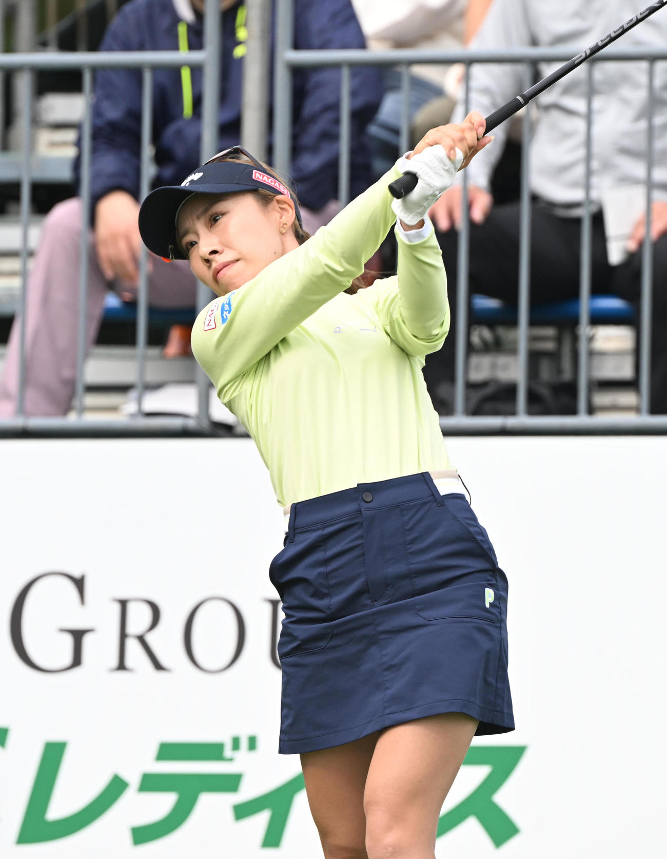 1番、ティーショットを打つ木村彩子（撮影・和賀正仁）