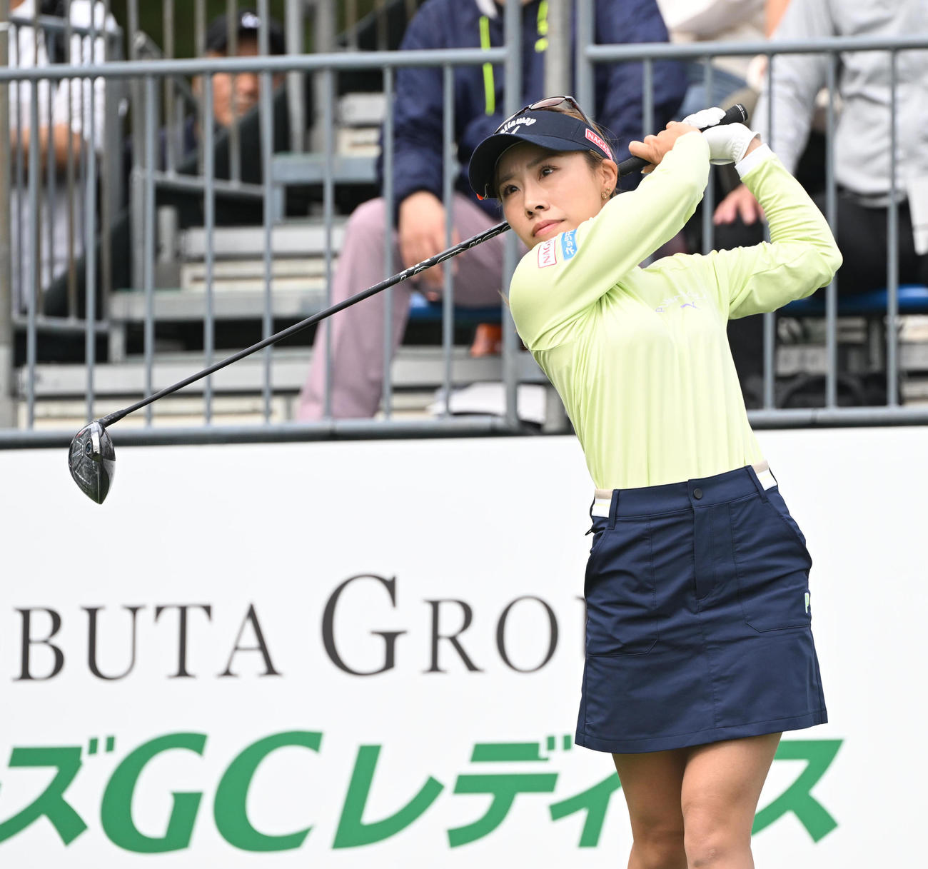1番、ティーショットを打つ木村彩子（撮影・和賀正仁）