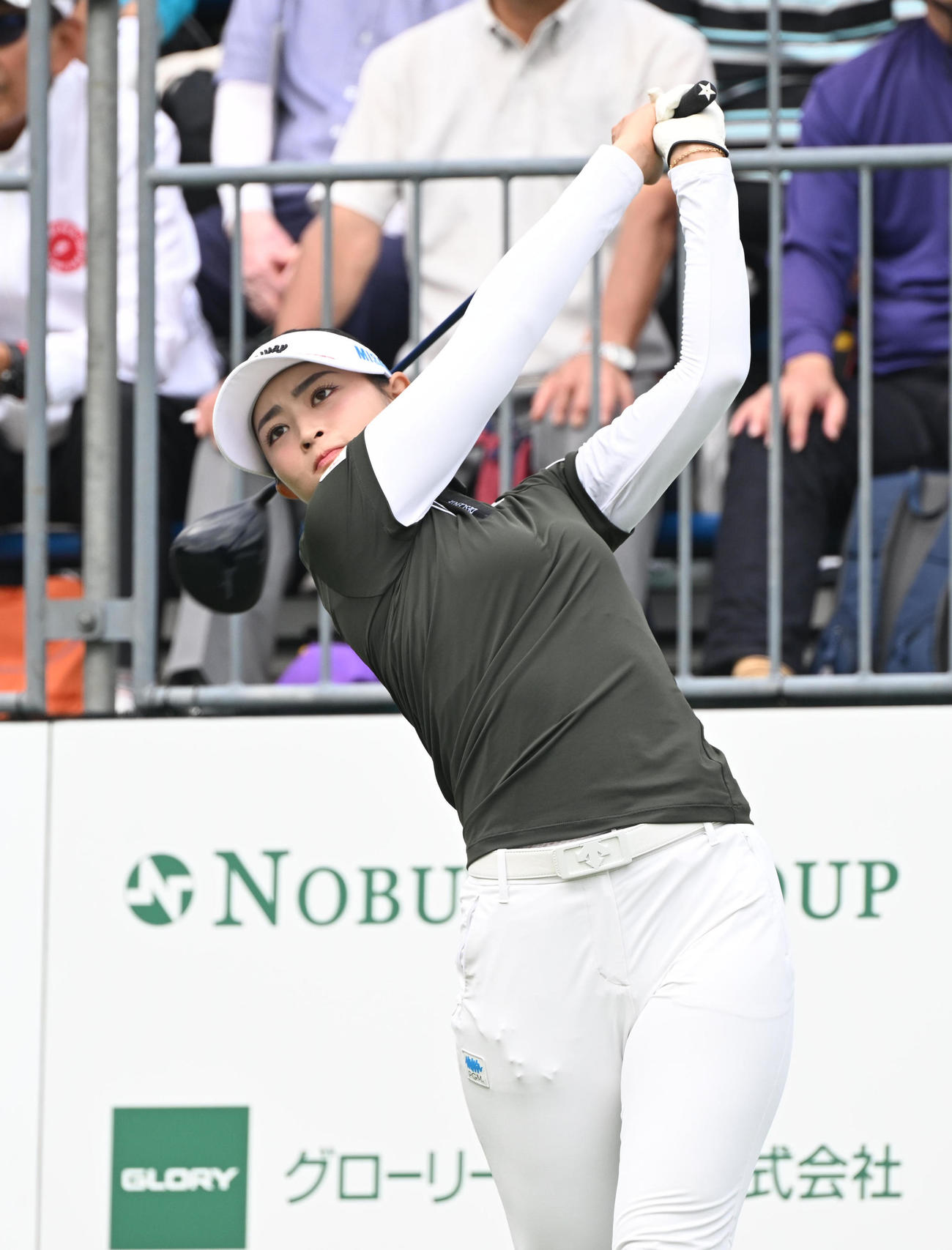 1番、ティーショットを打つ柏原明日架（撮影・和賀正仁）