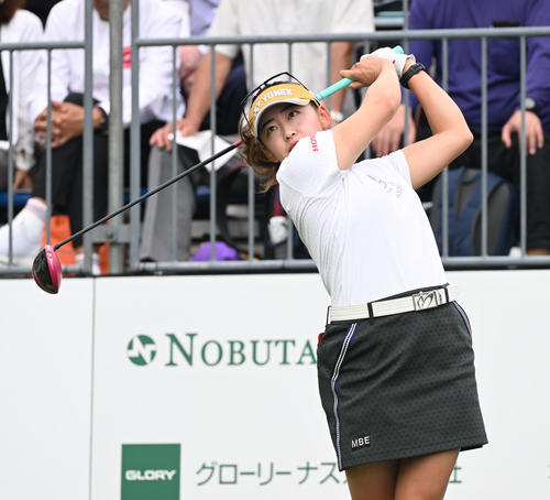 1番、ティーショットを打つ岩井千怜(撮影・和賀正仁)