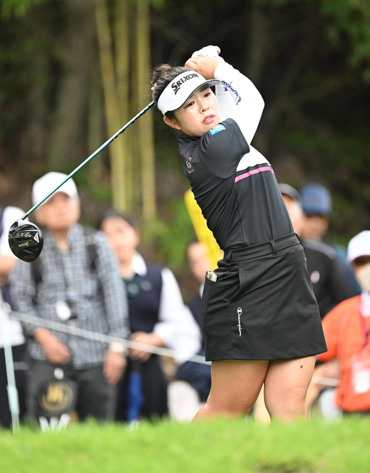 12番ホール、ティーショットを打つ山下美夢有（撮影・和賀正仁）