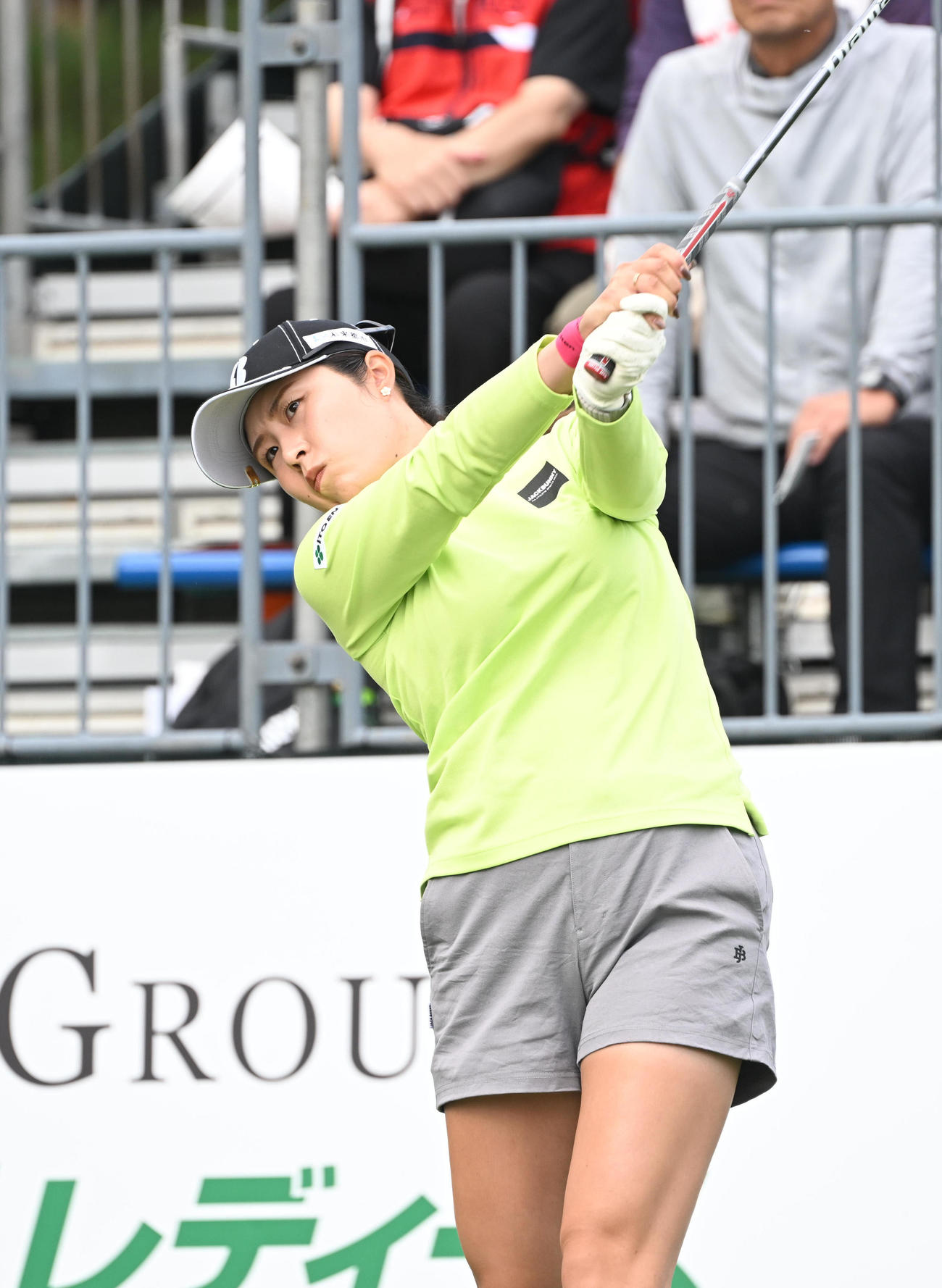 1番、ティーショットを打つ大里桃子（撮影・和賀正仁）
