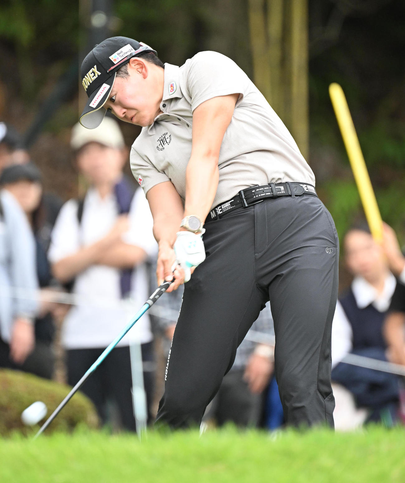 12番ホール、ティーショットを打つ岩井明愛（撮影・和賀正仁）