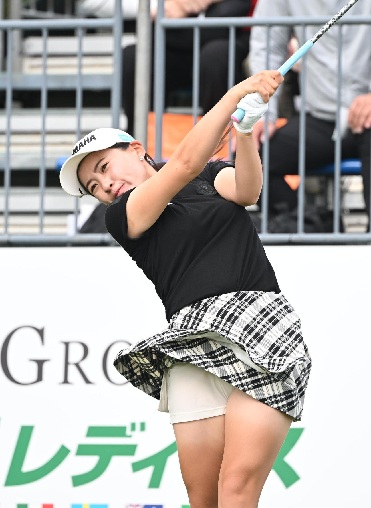 1番、ティーショットを打つ永井花奈（撮影・和賀正仁）
