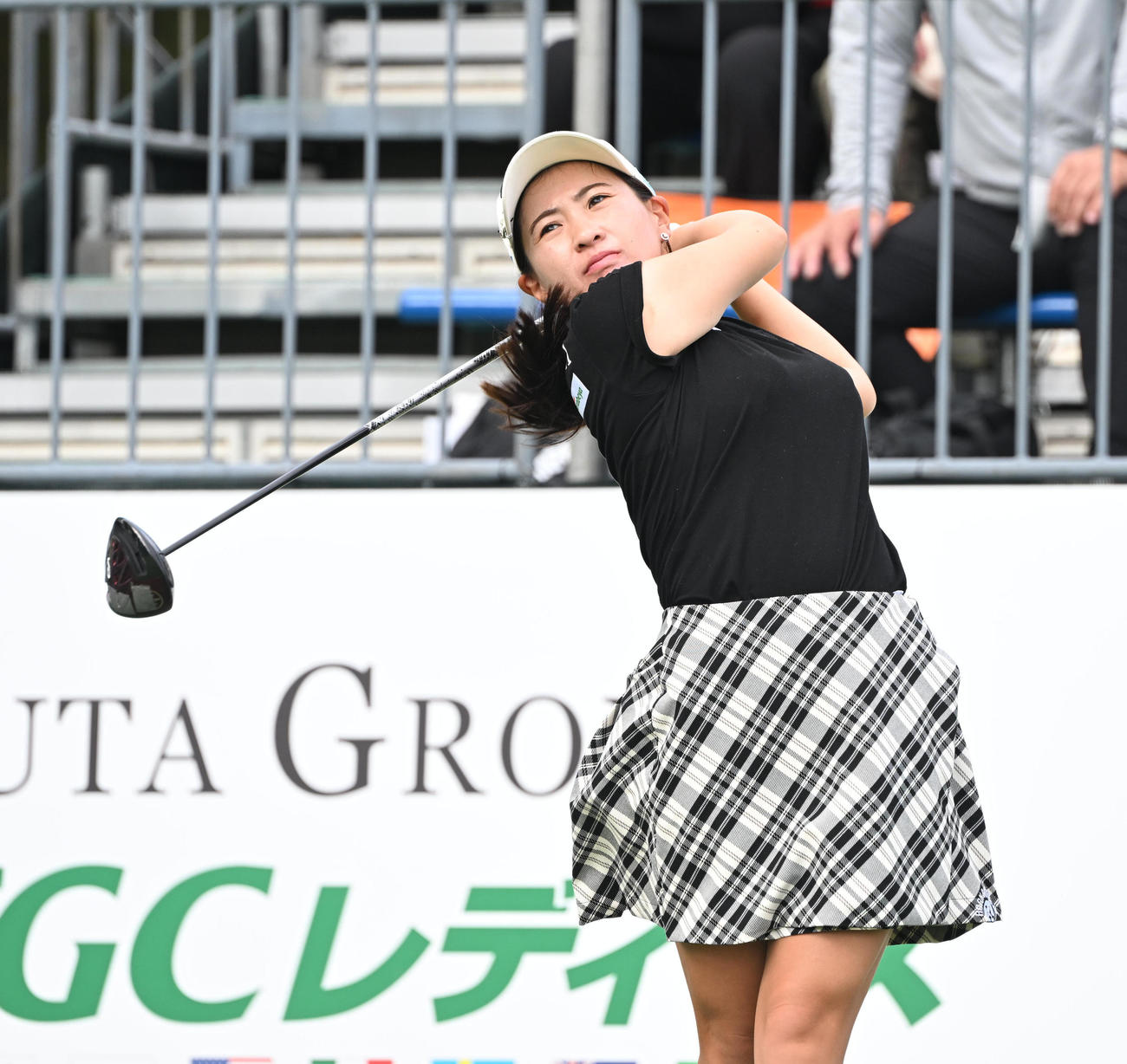 1番、ティーショットを打つ永井花奈（撮影・和賀正仁）