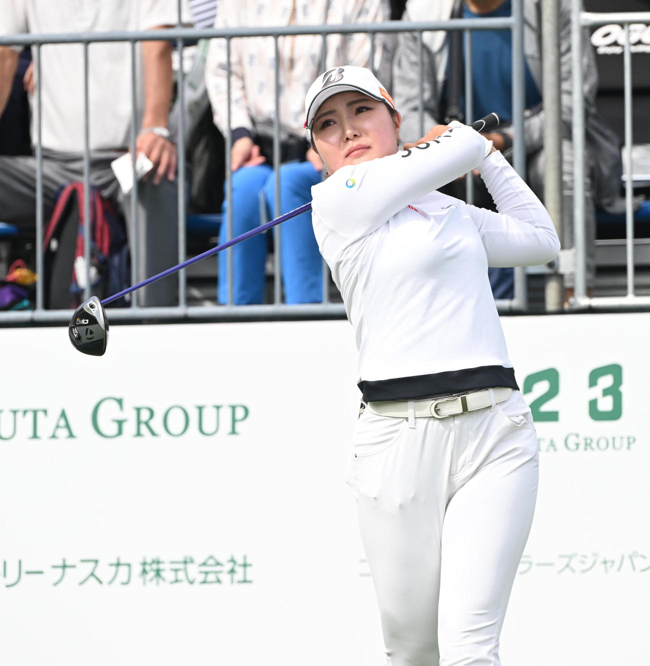 1番、ティーショットを打つ高橋彩華（撮影・和賀正仁）