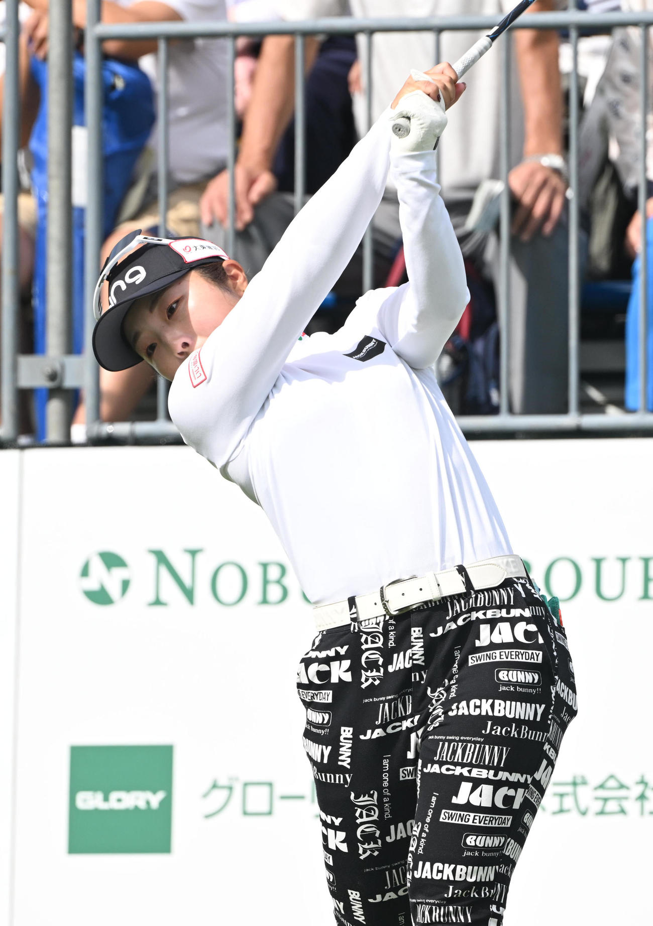 1番、ティーショットを打つ佐久間朱莉（撮影・和賀正仁）