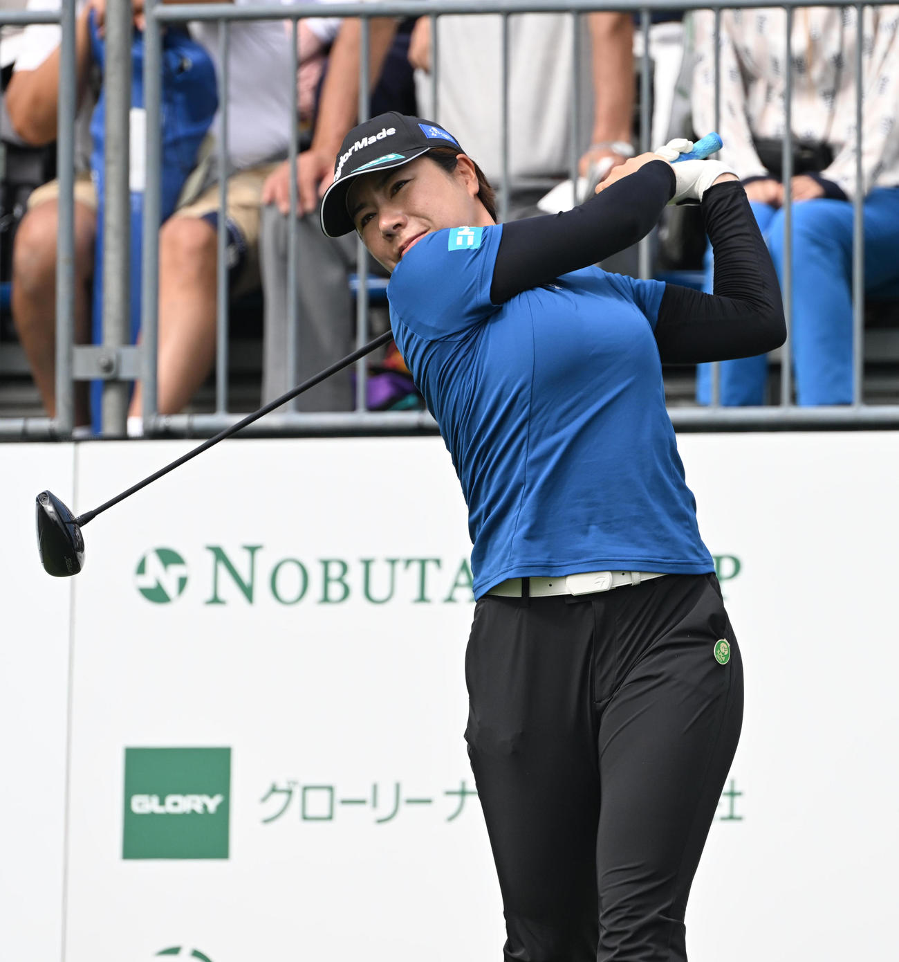 1番、ティーショットを打つ岡山絵里（撮影・和賀正仁）