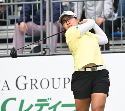 1番、ティーショットを打つ畑岡奈紗（撮影・和賀正仁）