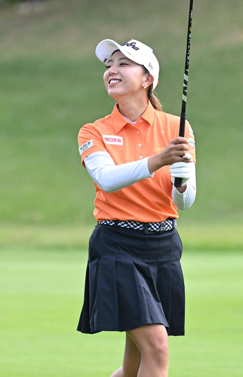 8番ロングホール、セカンドでグリーンエッジまで運び笑顔の宮田成華（撮影・和賀正仁）