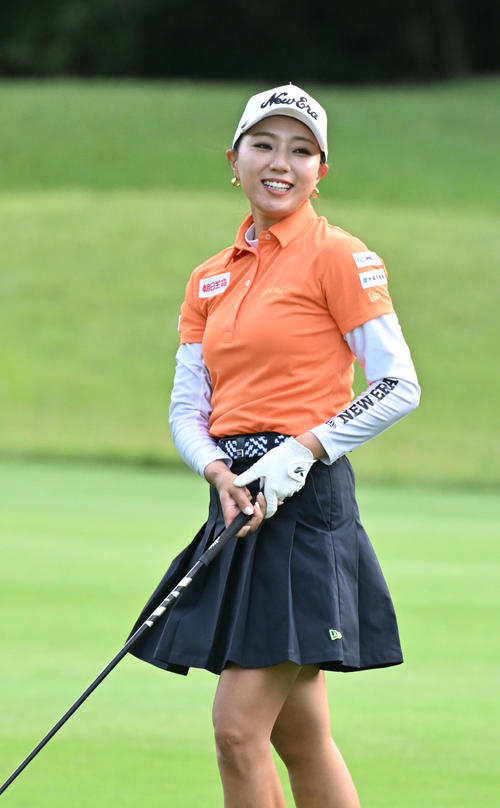 8番ロングホール、セカンドでグリーンエッジまで運び笑顔の宮田成華（撮影・和賀正仁）