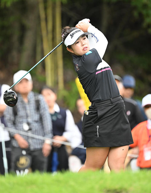 12番ホール、ティーショットを打つ山下美夢有（撮影・和賀正仁）