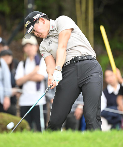 12番ホール、ティーショットを打つ岩井明愛（撮影・和賀正仁）