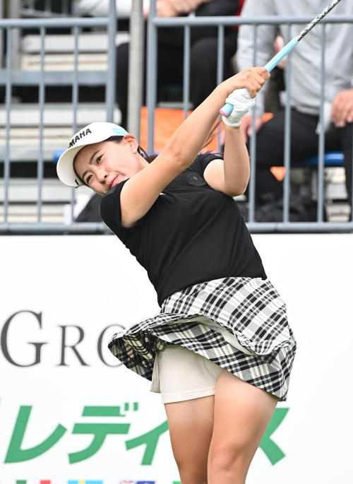 1番、ティーショットを打つ永井花奈（撮影・和賀正仁）
