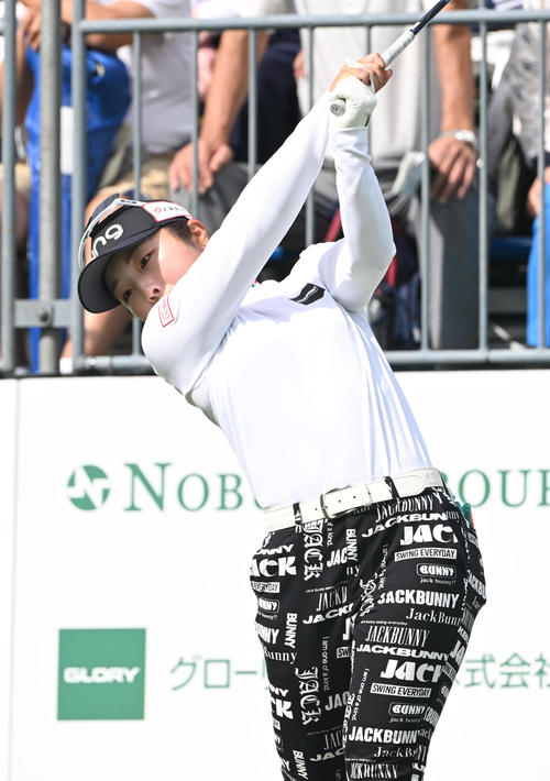 1番、ティーショットを打つ佐久間朱莉（撮影・和賀正仁）