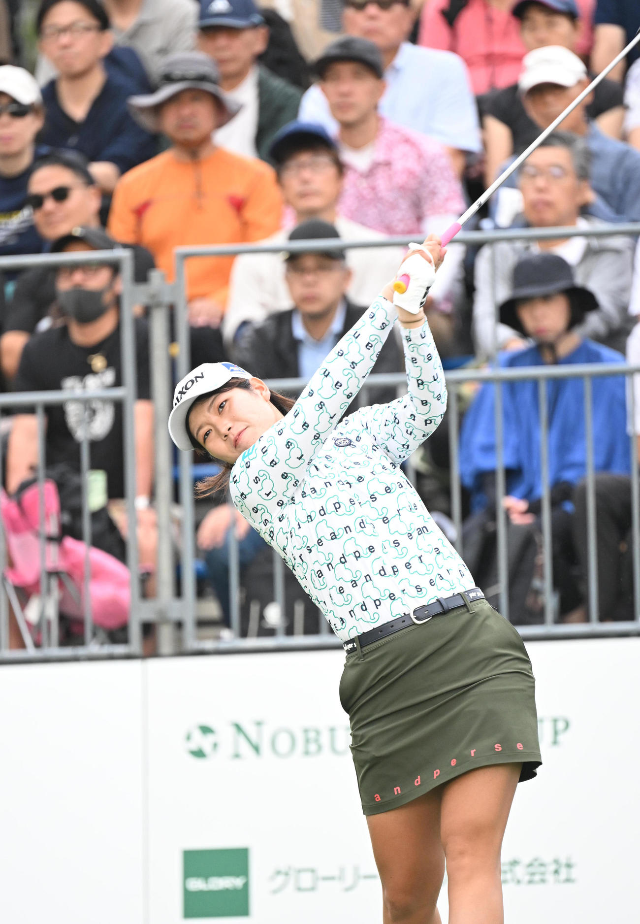 1番ホール、ティーショットを打つ桜井心那（撮影・和賀正仁）