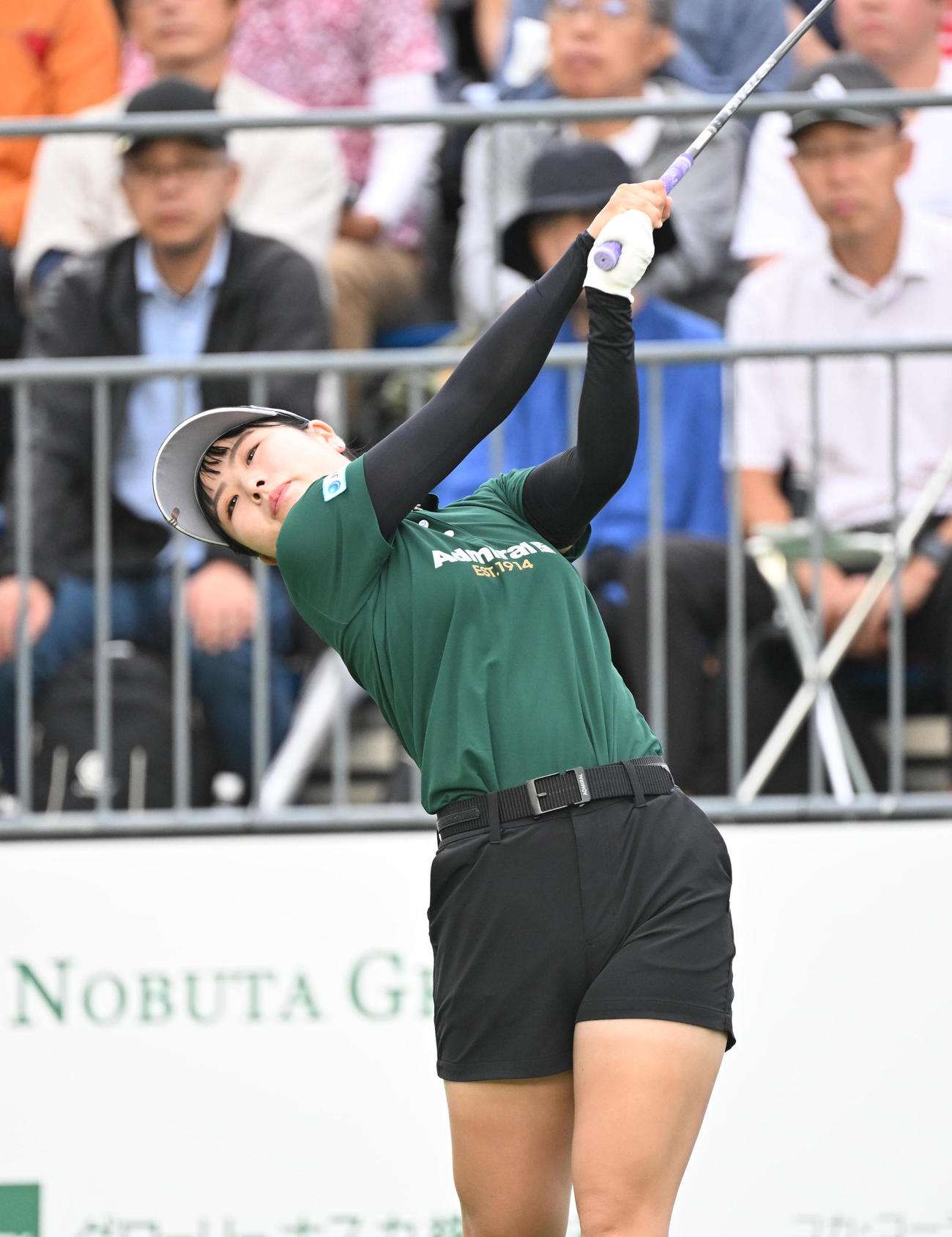 1番ホール、ティーショットを打つ尾関彩美悠（撮影・和賀正仁）
