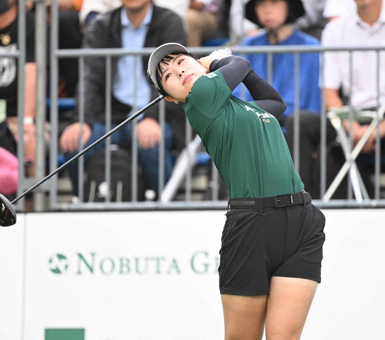 1番ホール、ティーショットを打つ尾関彩美悠（撮影・和賀正仁）