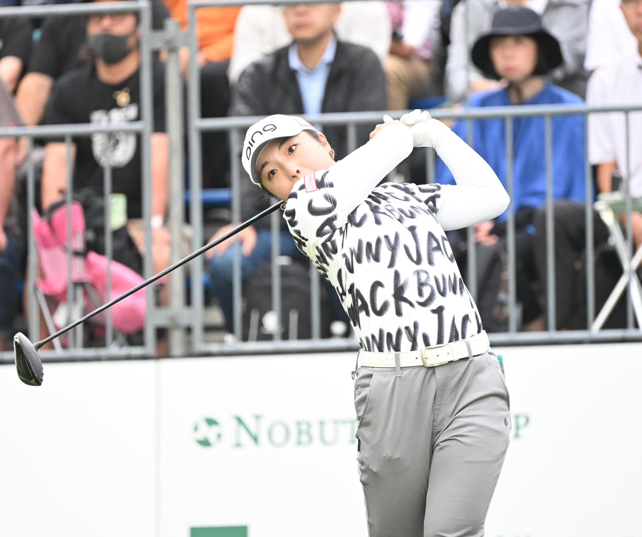 1番ホール、ティーショットを打つ佐久間朱莉（撮影・和賀正仁）