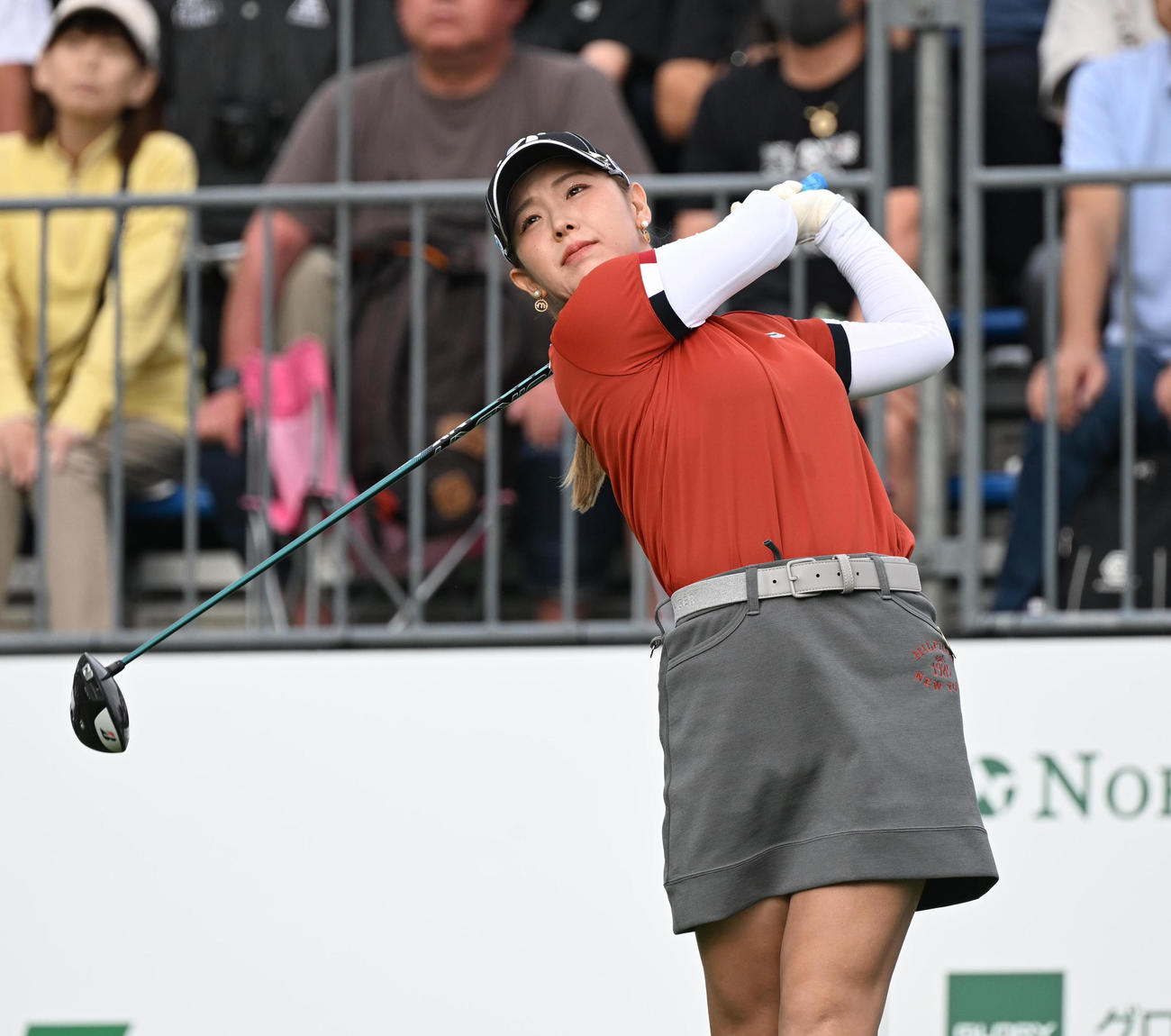 1番ホール、ティーショットを打つ吉田優利（撮影・和賀正仁）