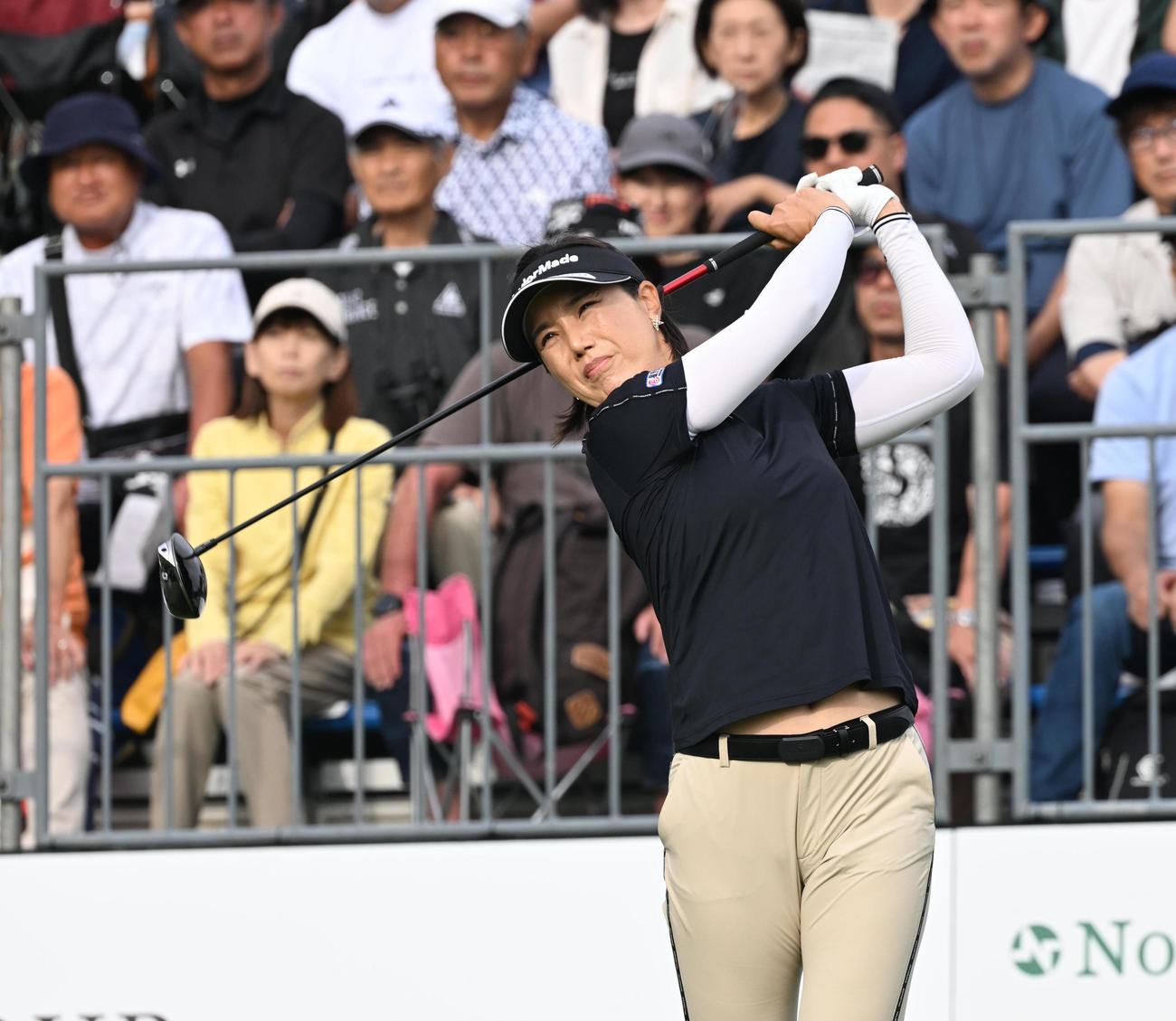 1番ホール、ティーショットを打つ全美貞（撮影・和賀正仁）