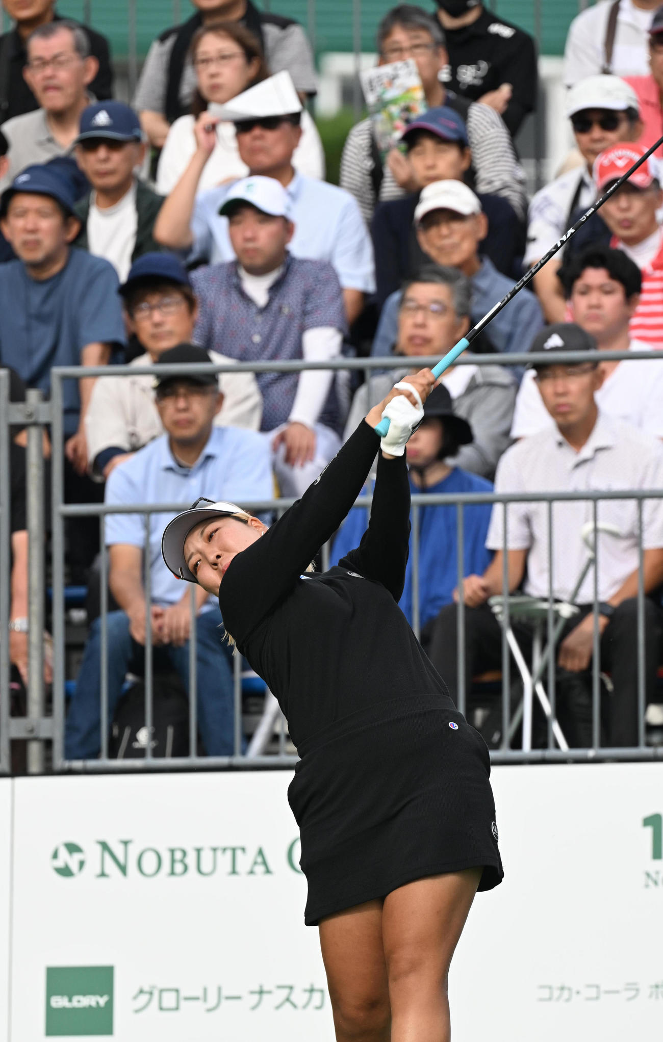 1番ホール、ティーショットを打つ仁井優花（撮影・和賀正仁）