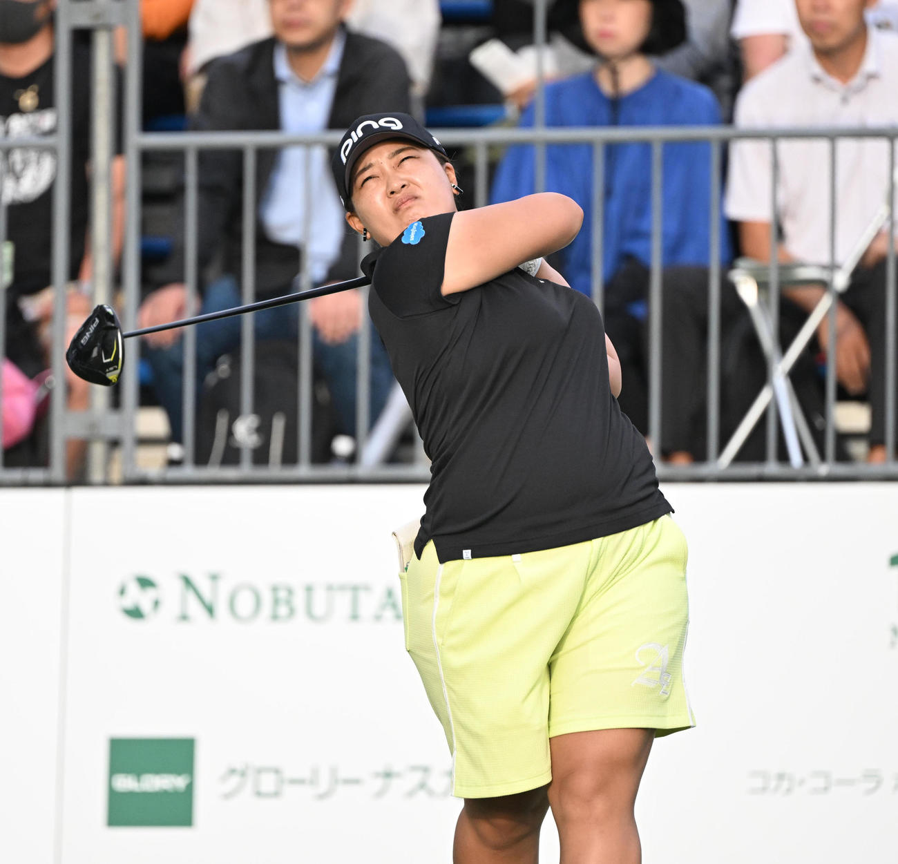 1番ホール、ティーショットを打つ鈴木愛（撮影・和賀正仁）