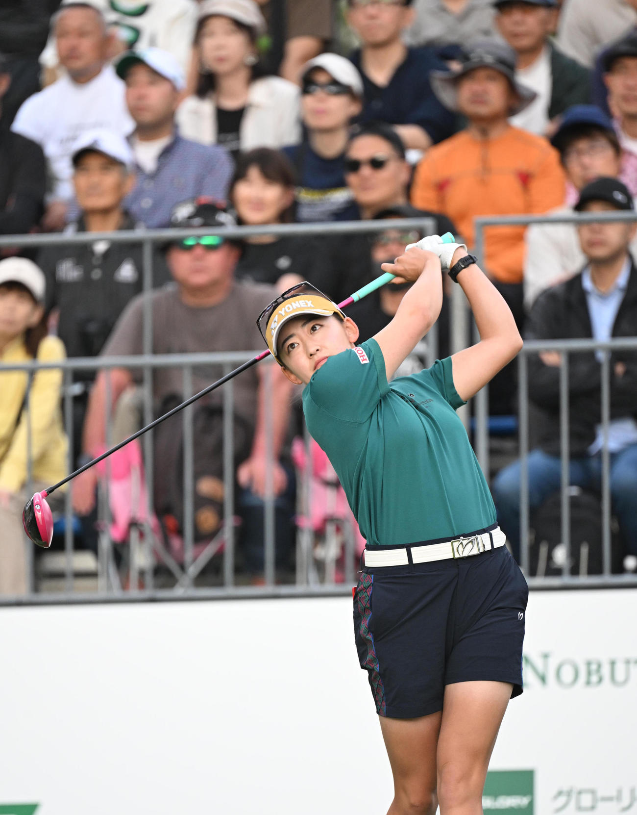 1番ホール、ティーショットを打つ岩井千怜（撮影・和賀正仁）