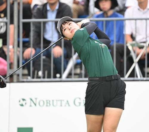1番ホール、ティーショットを打つ尾関彩美悠(撮影・和賀正仁)