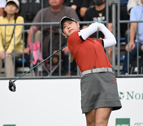 1番ホール、ティーショットを打つ吉田優利(撮影・和賀正仁)