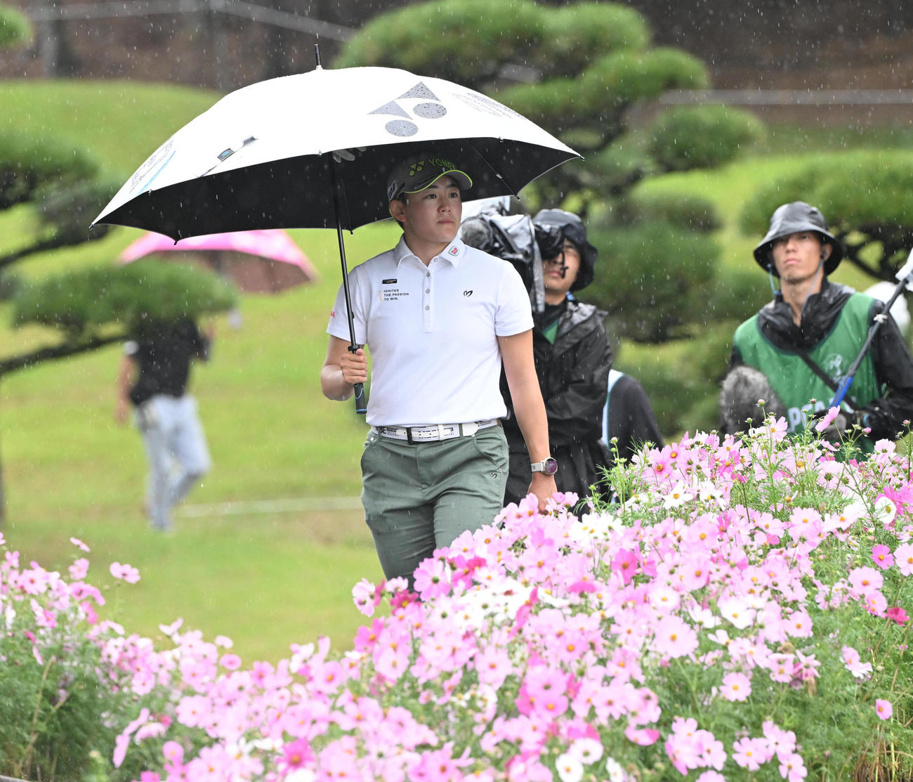 16番ホール、コスモスが咲く中、セカンドに向かう岩井明愛（撮影・和賀正仁）