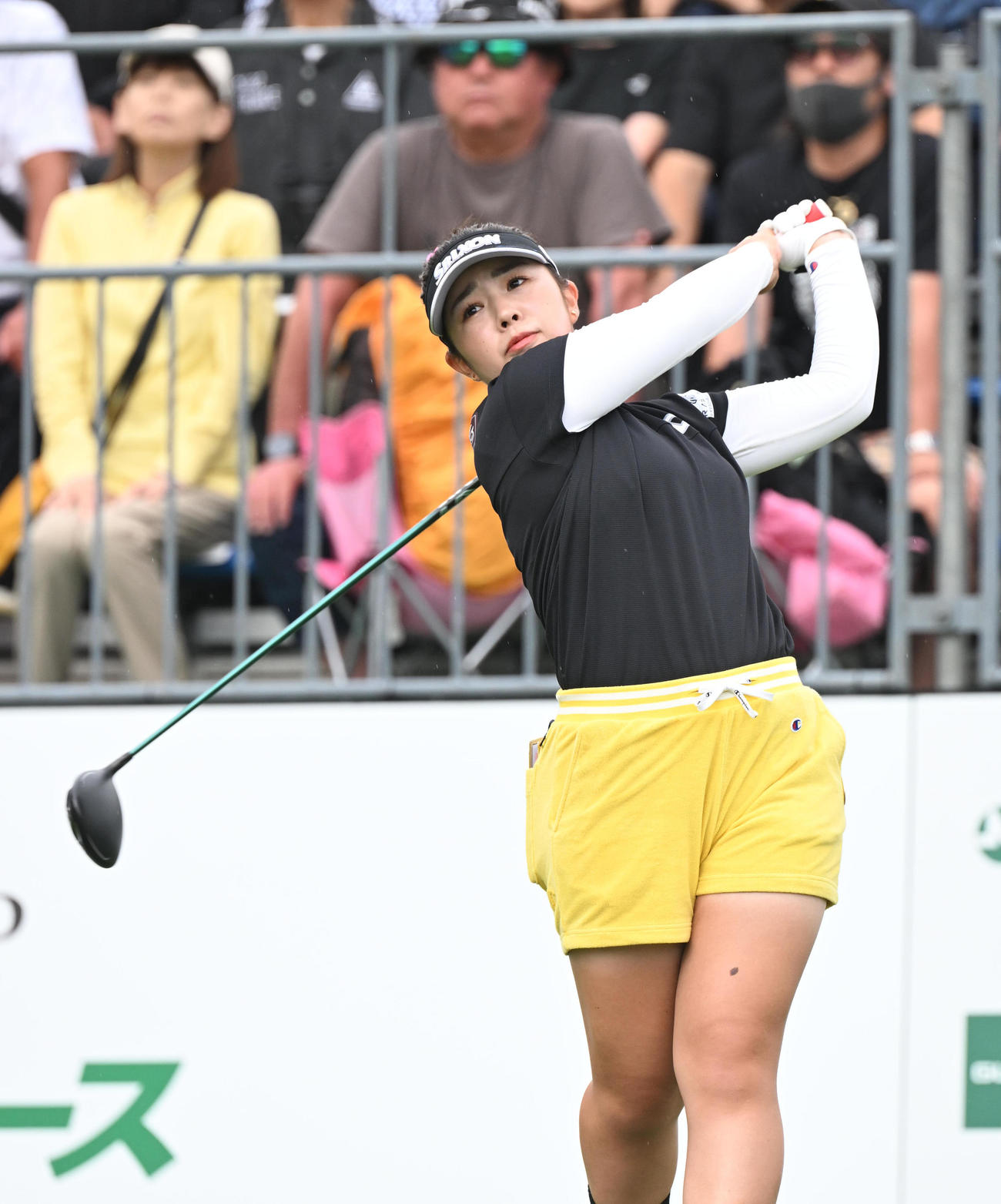 1番ホール、ティーショットを打つ山下美夢有（撮影・和賀正仁）