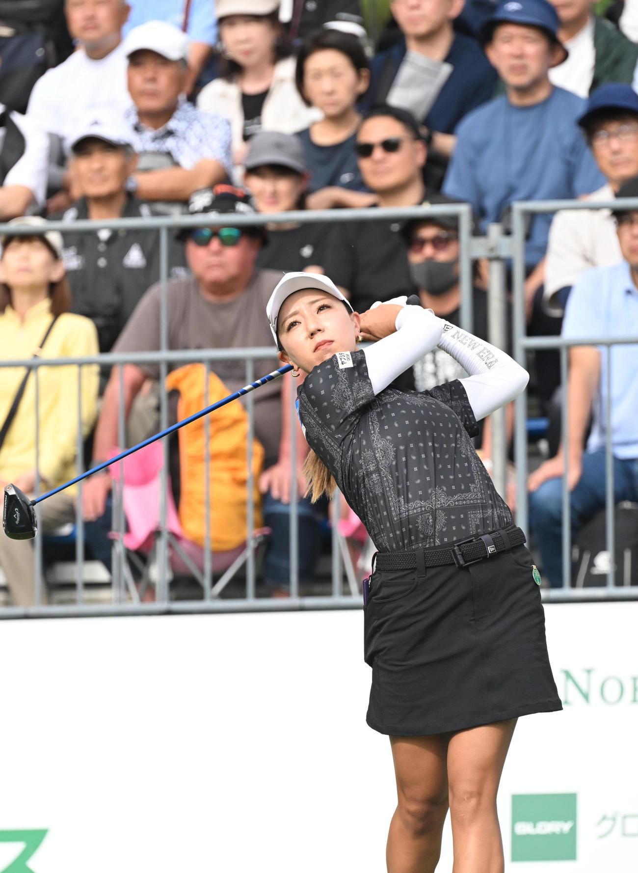 1番ホール、ティーショットを打つ宮田成華（撮影・和賀正仁）
