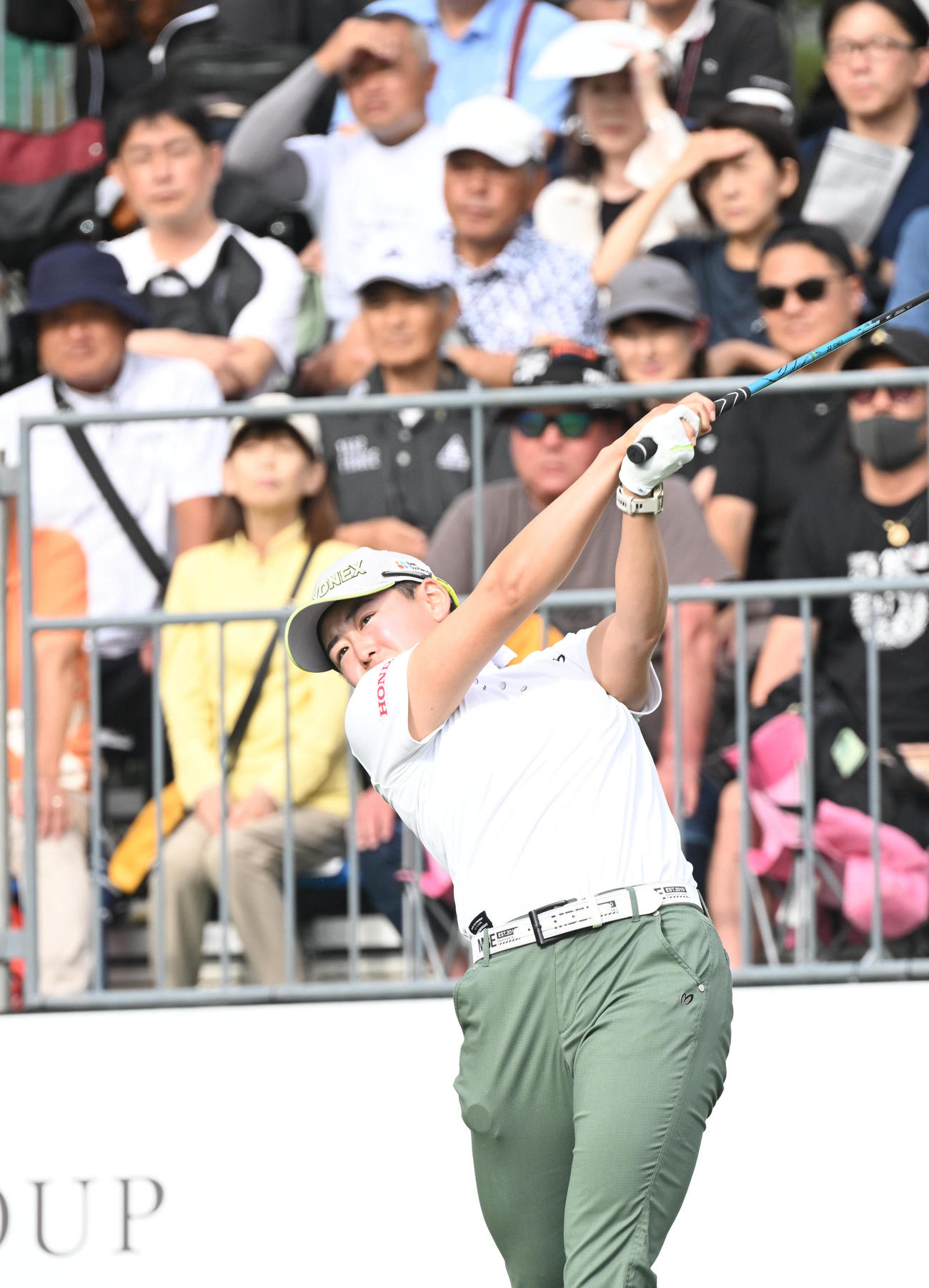 1番ホール、ティーショットを打つ岩井明愛（撮影・和賀正仁）