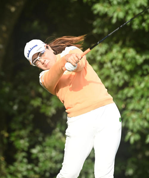 2番ホール、ティーショットを打つ宮里美香（撮影・和賀正仁）
