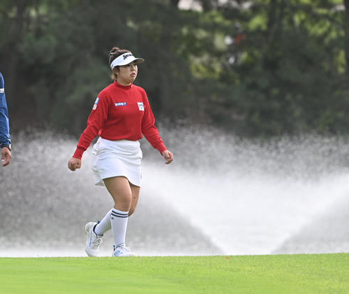 17番ホール、グリーンに向かう山下美夢有（撮影・和賀正仁）