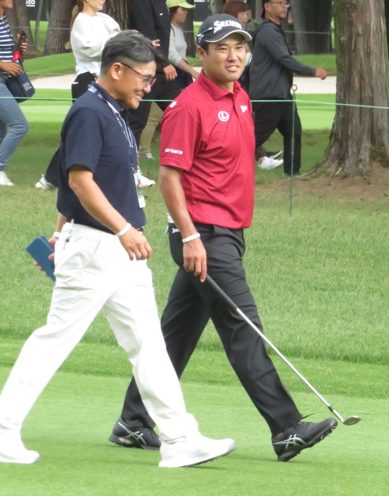 練習ラウンドで丸山茂樹氏（手前）と談笑しながら移動する松山英樹