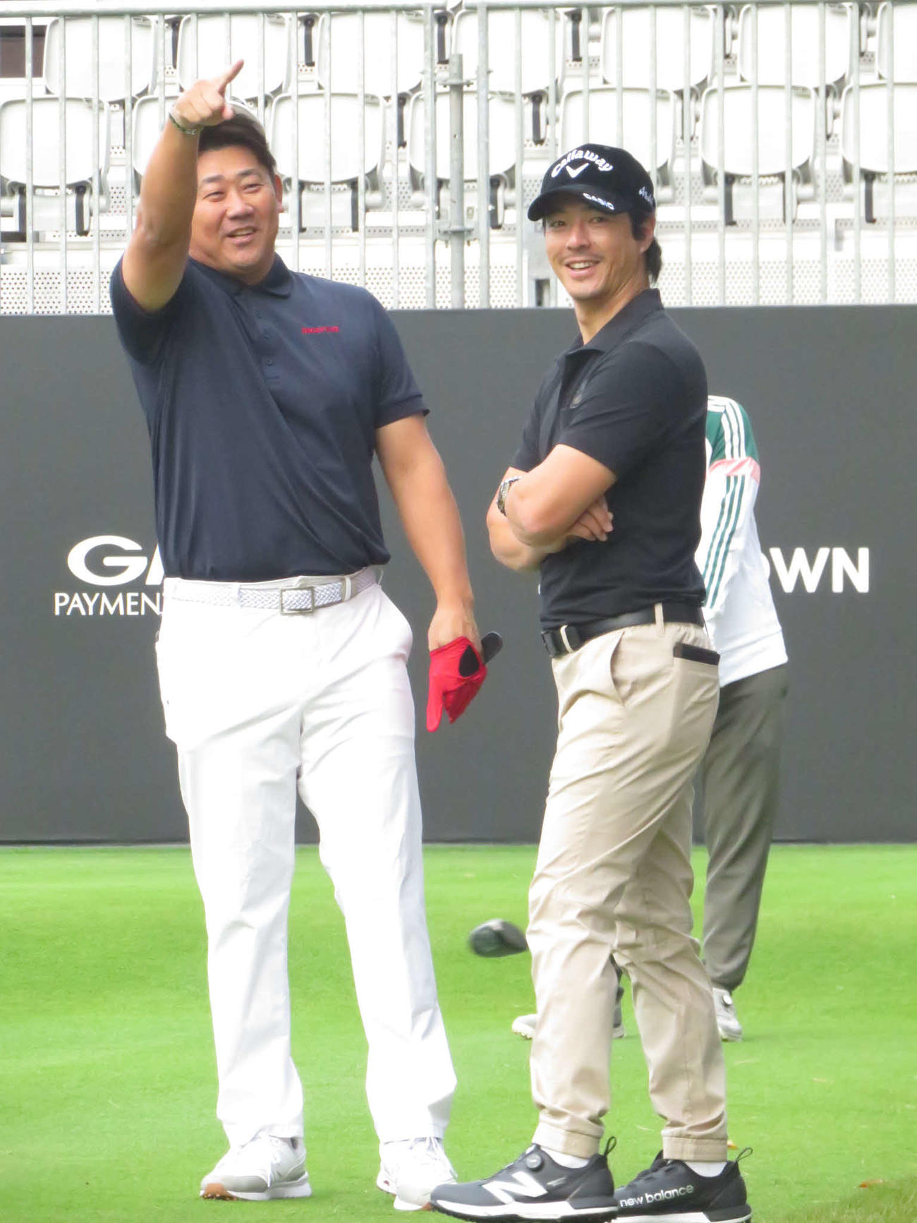 プロアマ戦で同組となった石川（右）と松坂氏は、スタートの1番でティーショットを放った後、笑顔で話し込んだ