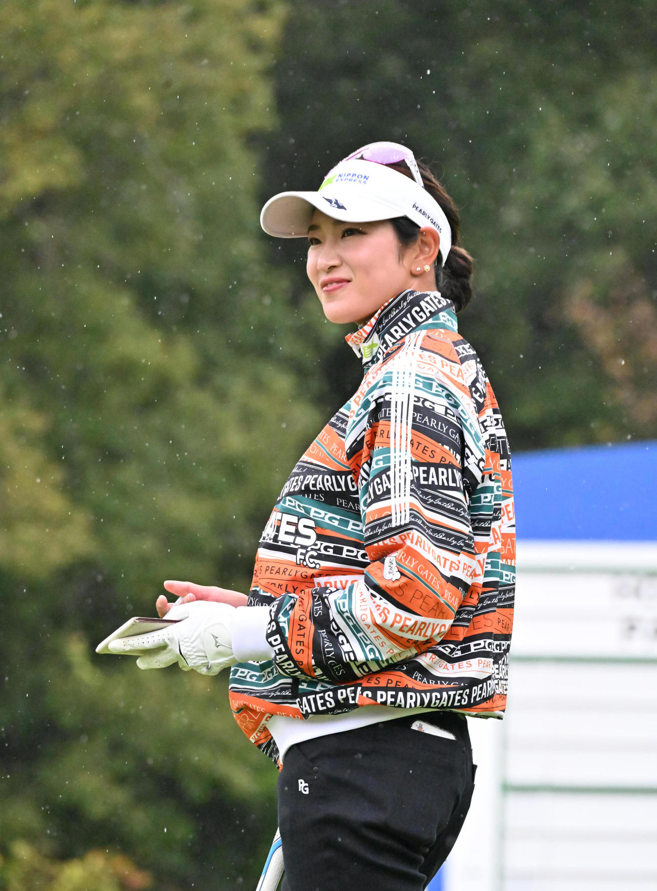 18番ホール、雨の中、練習をする原英莉花（撮影・石井愛子）