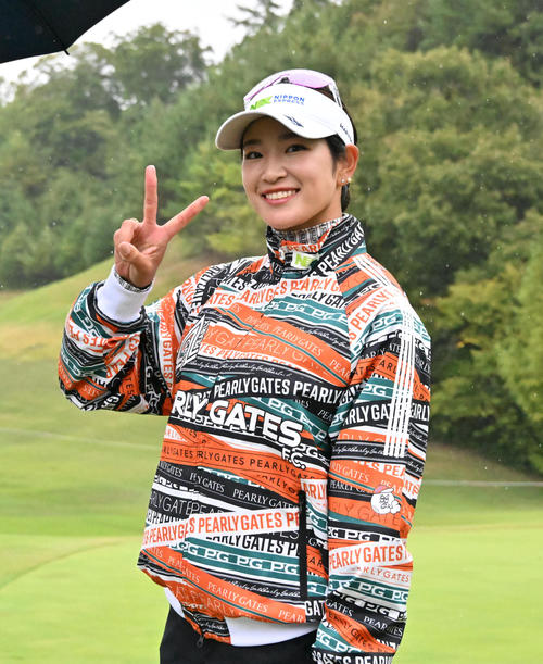18番ホール、ピースサインをする原英莉花（撮影・石井愛子）