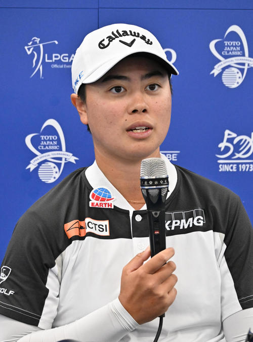 会見で報道陣の質問に答える笹生優花（撮影・石井愛子）