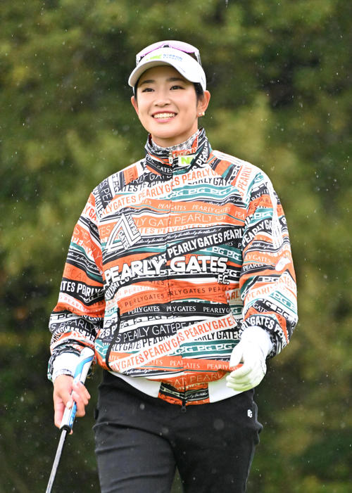 18番ホール、雨の中、練習をする原英莉花（撮影・石井愛子）