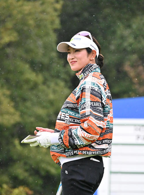 18番ホール、雨の中、練習をする原英莉花（撮影・石井愛子）